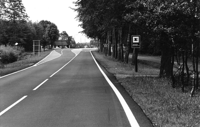 847317 Gezicht op de Trekerweg te Woudenberg, met op de achtergrond de kruising met de Doornseweg (onderdeel van de ...